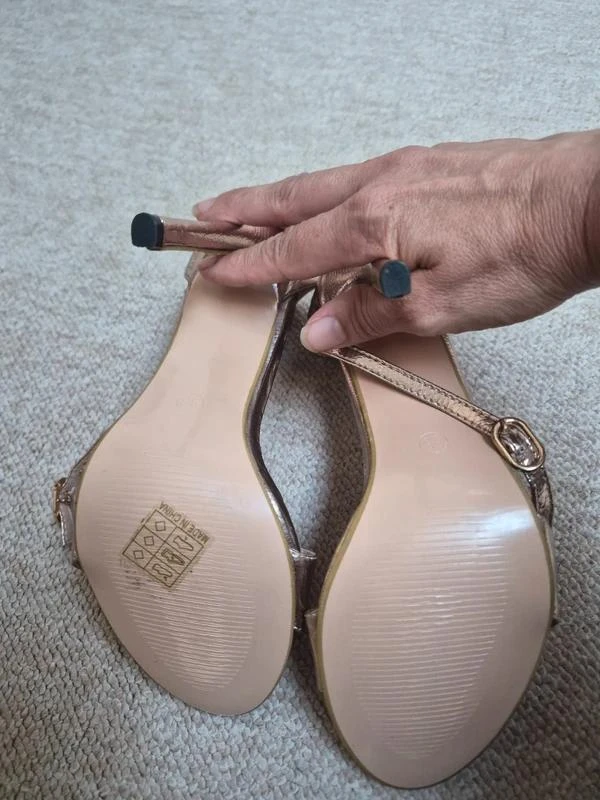 Sandalias de tacón efecto metálico oro rosa T36 – photo 10